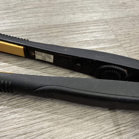 Kiss Pencil Pro Styler Ultra-Slim Flat Iron With Swivel Cord Model# K08001 Black - Picture 4 of 5